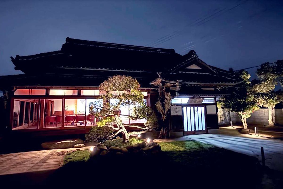 会場となった「梁餐泊」は、ガチ中華オーナーの梁宝璋さんが運営する古い日本家屋を改装したアートスペースで、事前予約で食事も提供される