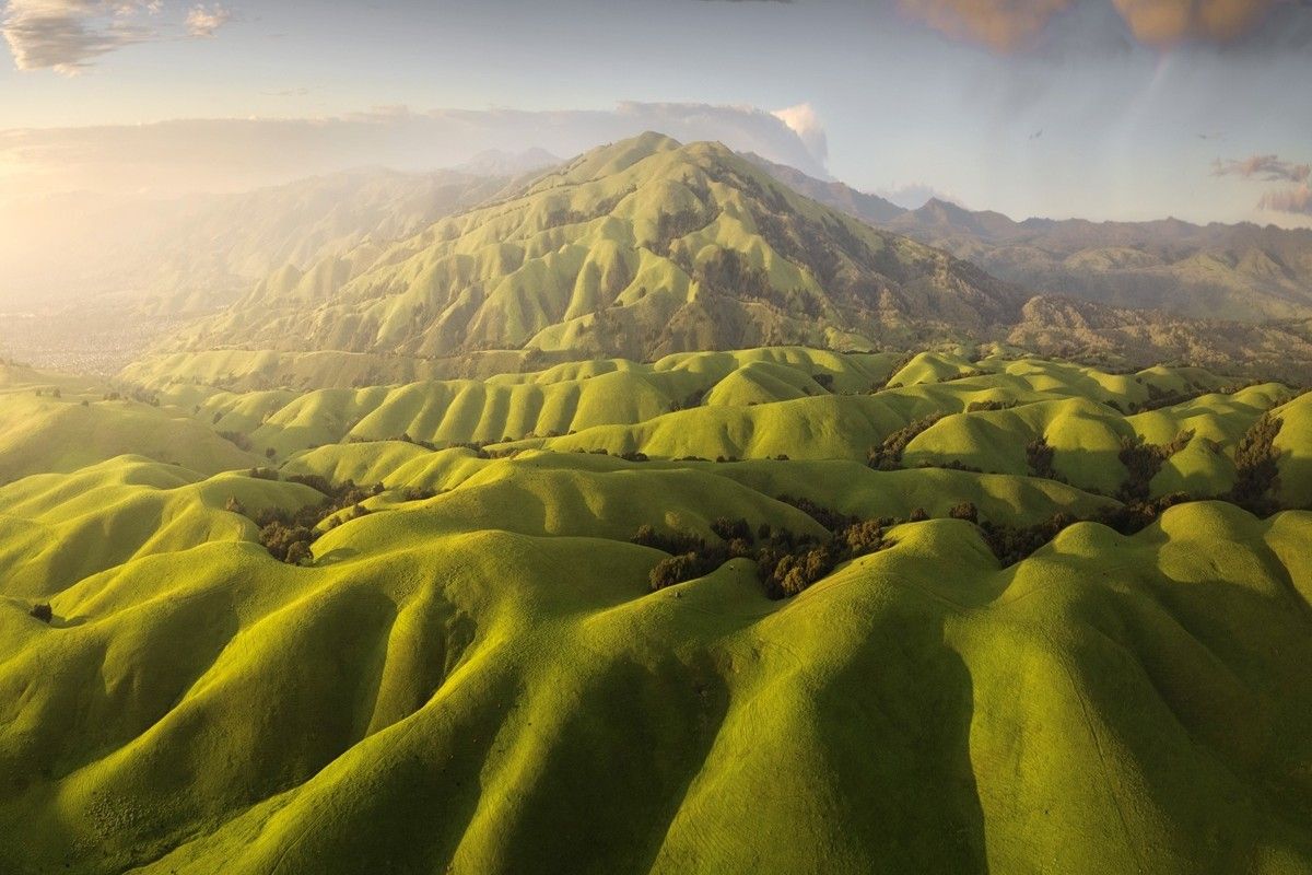 「夕暮れ時のエメラルド色の波（Emerald Waves at Dusk）」 山々の空撮、特別賞。Chengming Liu, U.S - International Aerial Photographer of the Year 2026 Special Award Above Mountains