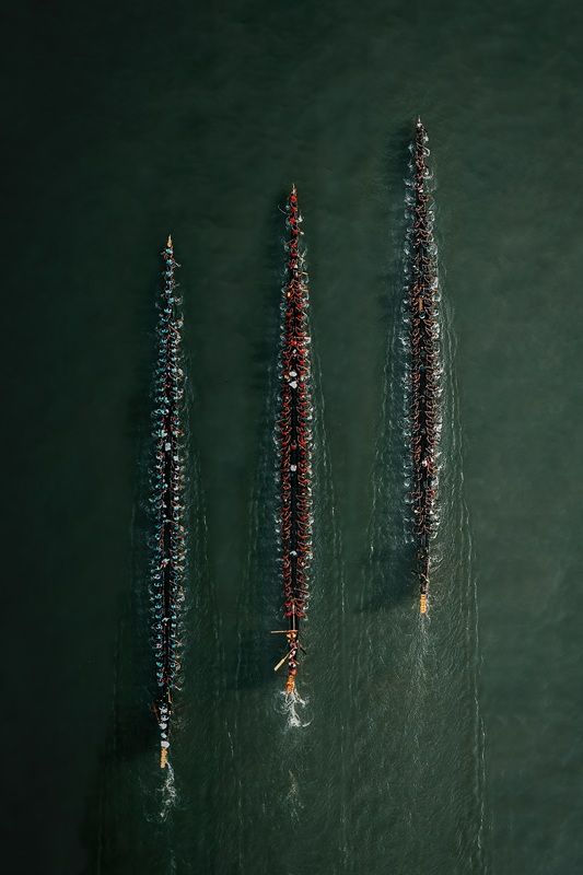「オールのリズム（Rhythm of the Oars）」 水の空撮、特別賞。Savadmon Avalachamveettil, Ireland - International Aerial Photographer of the Year 2026
