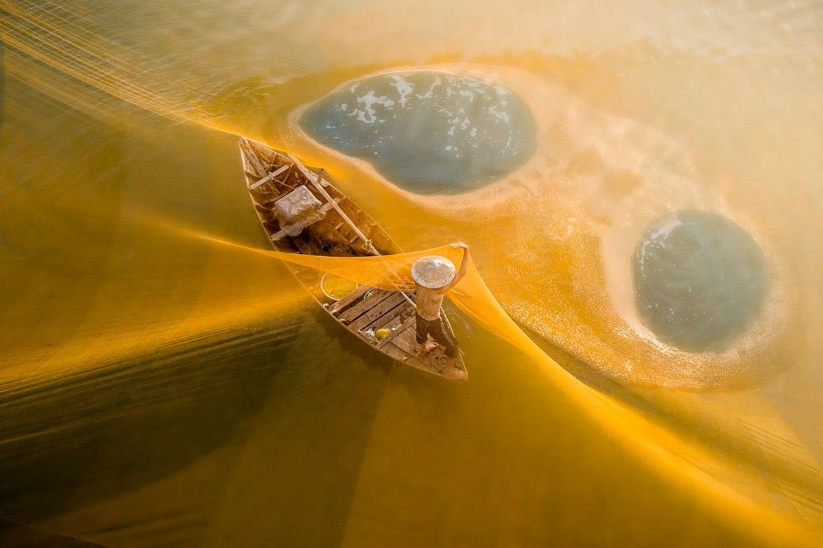 「夜明けの魚網（Dawn Net）」 インターナショナル・エアリアル・フォトグラファー・オブ・ザ・イヤー2026年、ポートフォリオ部門第2位。Chin Leong Teo, Singapore - International Aerial Photographer of the Year 2026