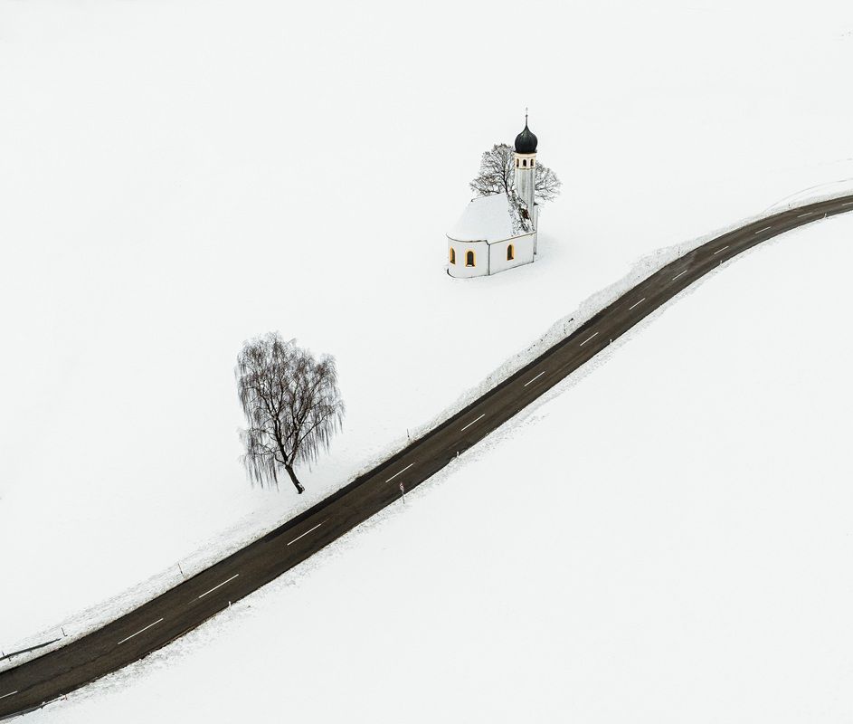 「バイエルン地方の田園地帯の冬景色（Winter in Bavarian Countryside）」 冬の空撮、特別賞。Aleksandra Wilk, Germany - International Aerial Photographer of the Year 2026