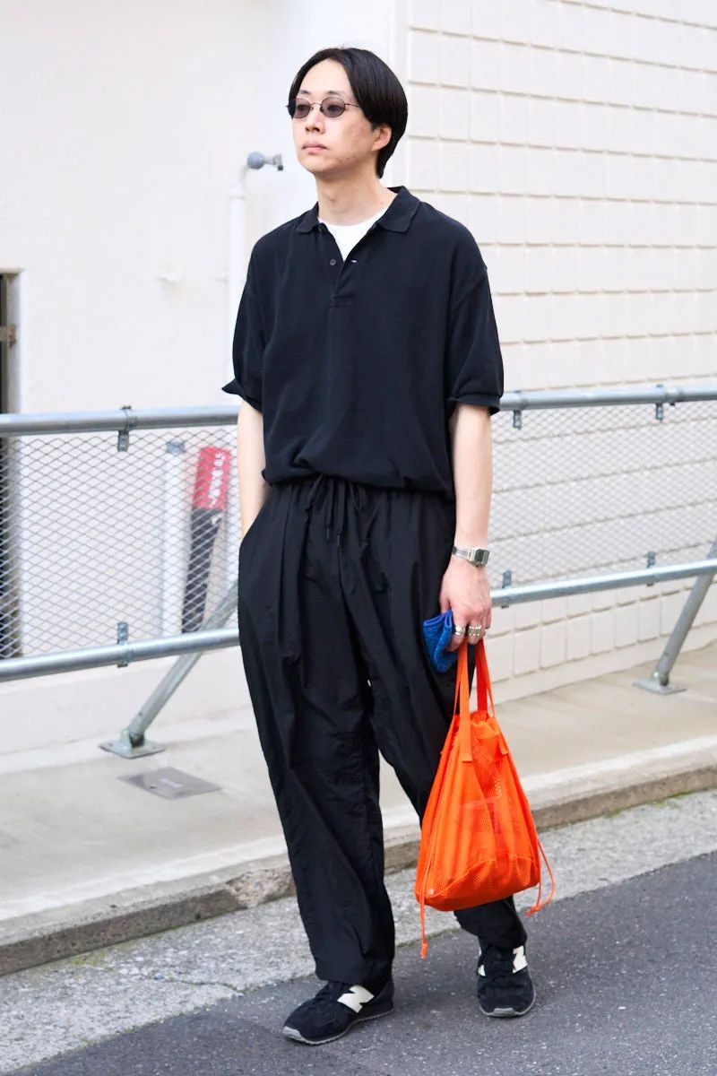 眼鏡＝テンアイヴァン　ポロシャツ＝コモリ　カットソー＝不明　パンツ＝テアトラ　バッグ＝エラ　バングル＝ヤエ　腕時計＝エムエムシックスメゾンマルジェラ×タイメックス　リング＝ララ　シューズ＝ジュンヤワタナベマン×ニューバランス