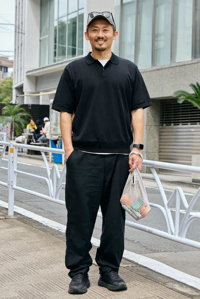 帽子＝フォーティセブン　眼鏡＝レイバン　ポロシャツ＝スティーブンアラン　Tシャツ、パンツ＝ともにユニクロ　バッグ＝ロンハーマン　シューズ＝ホカ