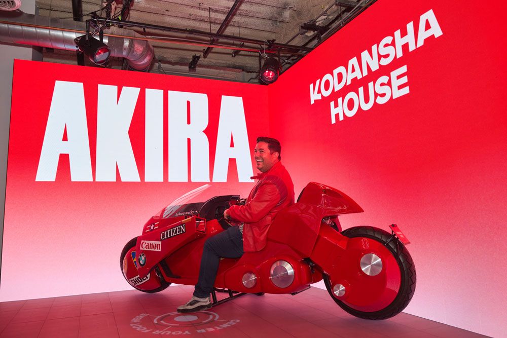 『AKIRA』の特設コーナー。実物大バイクの上でジャケットを羽織り、アニメーション背景とともに作品世界の中にいるようなムービーを撮ることができる仕掛け。