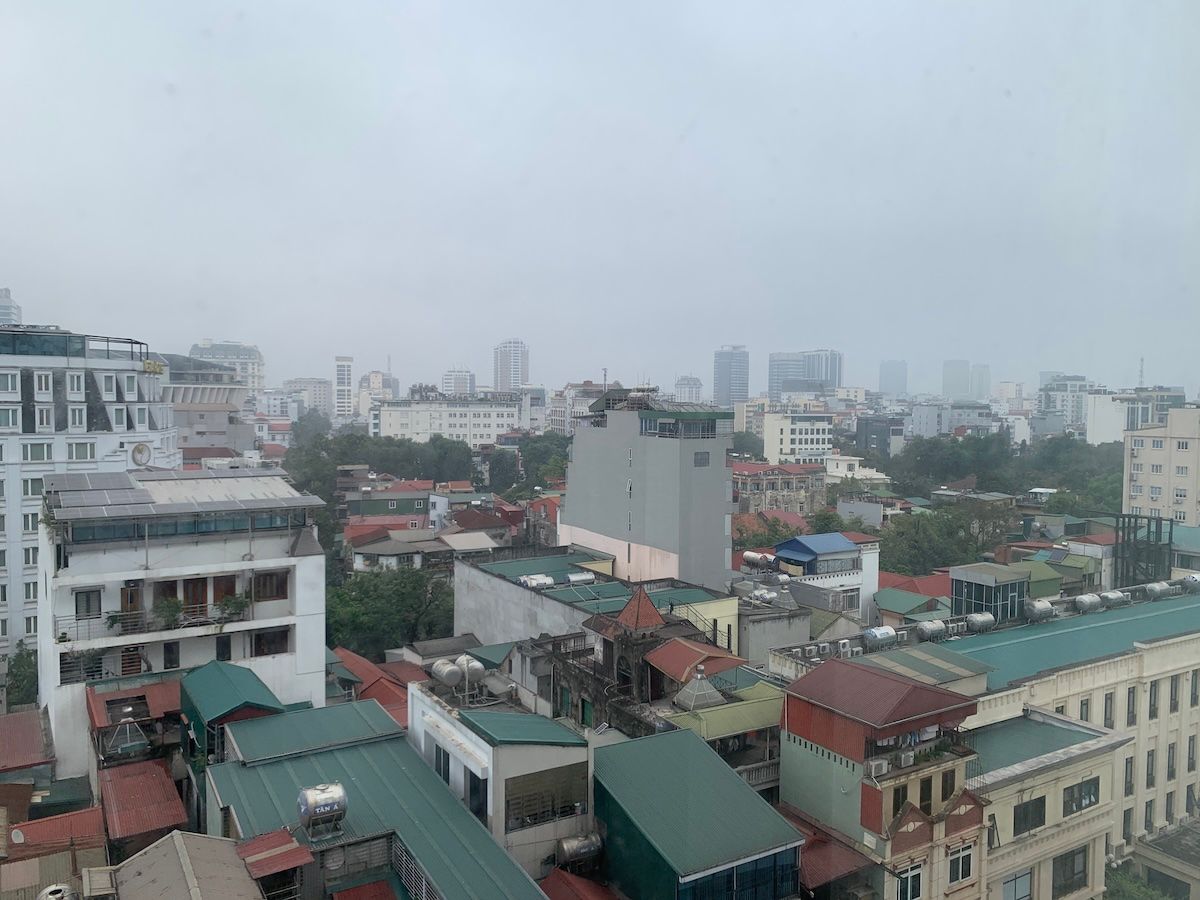宿泊したホテルからのハノイの街並み。経済の見通しは良い活気のある街、でも、排気ガスで遠くの見通しは悪い（筆者撮影）