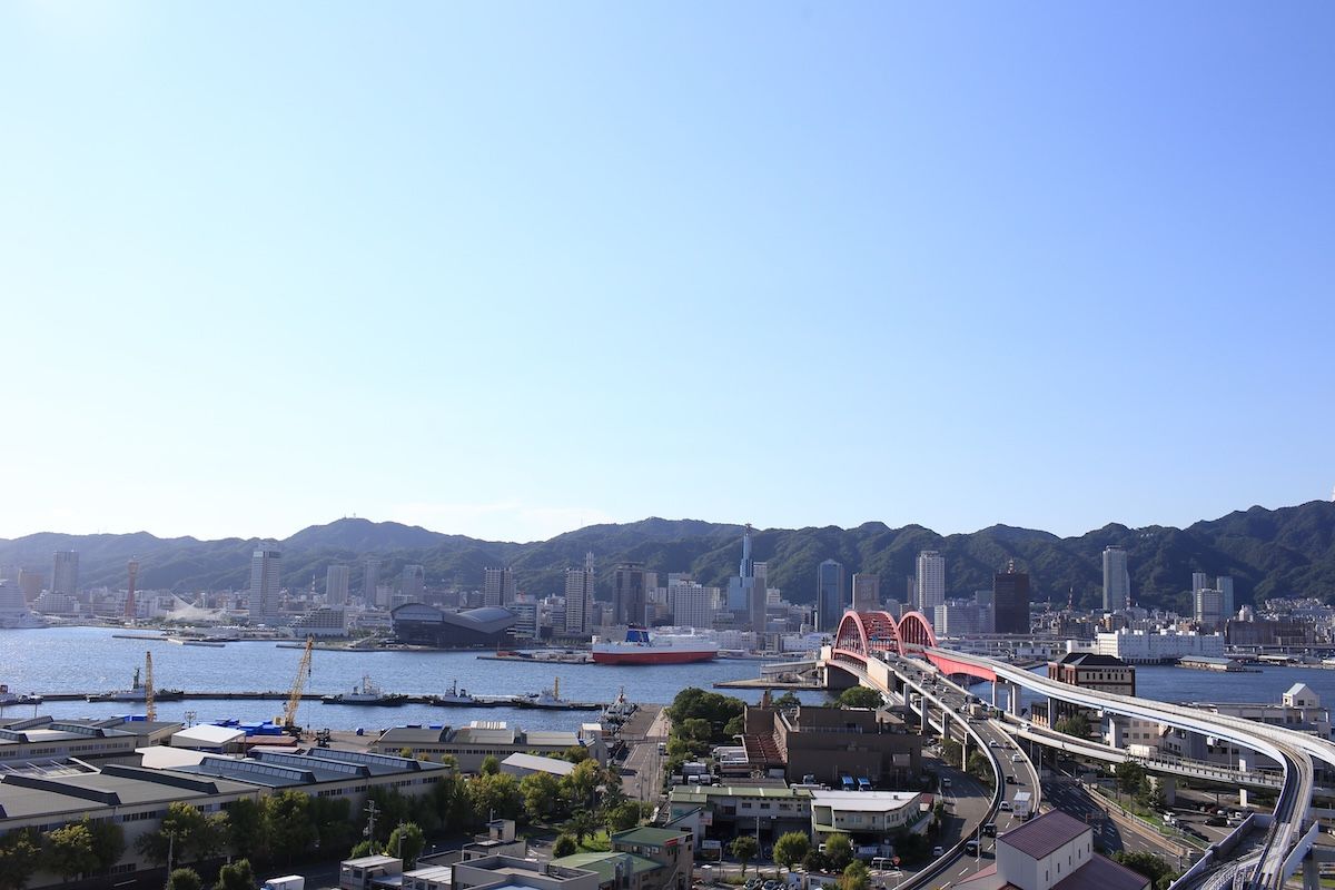 ポートアイランドから見た神戸港