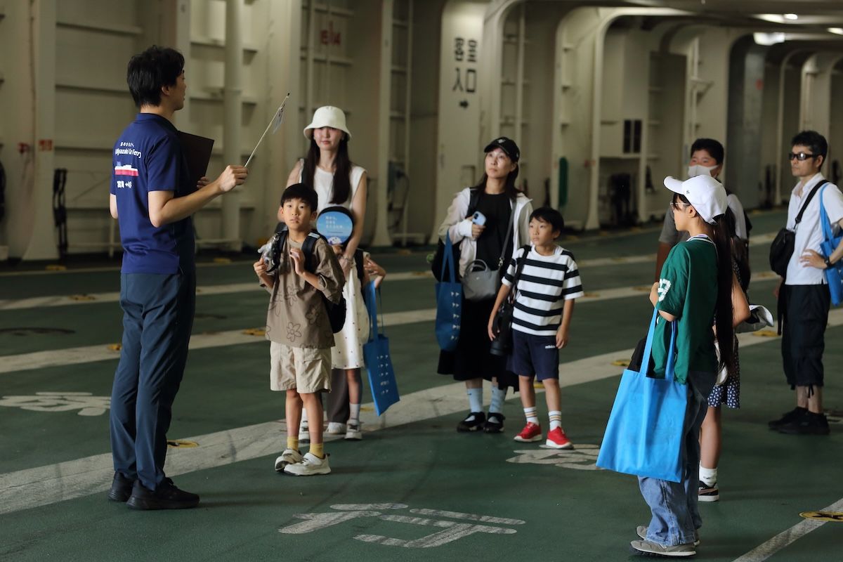 車両甲板で説明に聞き入る子どもたち