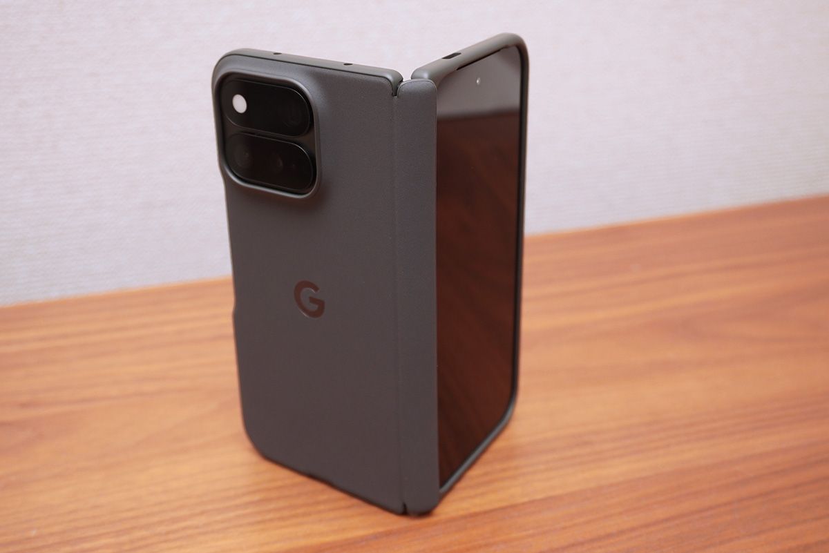 グーグル純正のPixel 11 Pro Fold専用本体ケース。背面ヒンジ部もカバーできるデザインに変更された