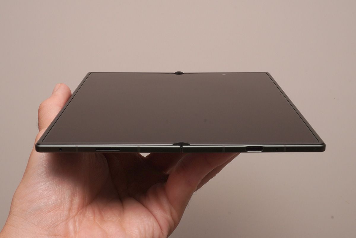 サムスンは新技術の「Flex Titanium」によりヒンジの耐久性を向上。内側メインディスプレイの“折り目”も目立ちにくくした
