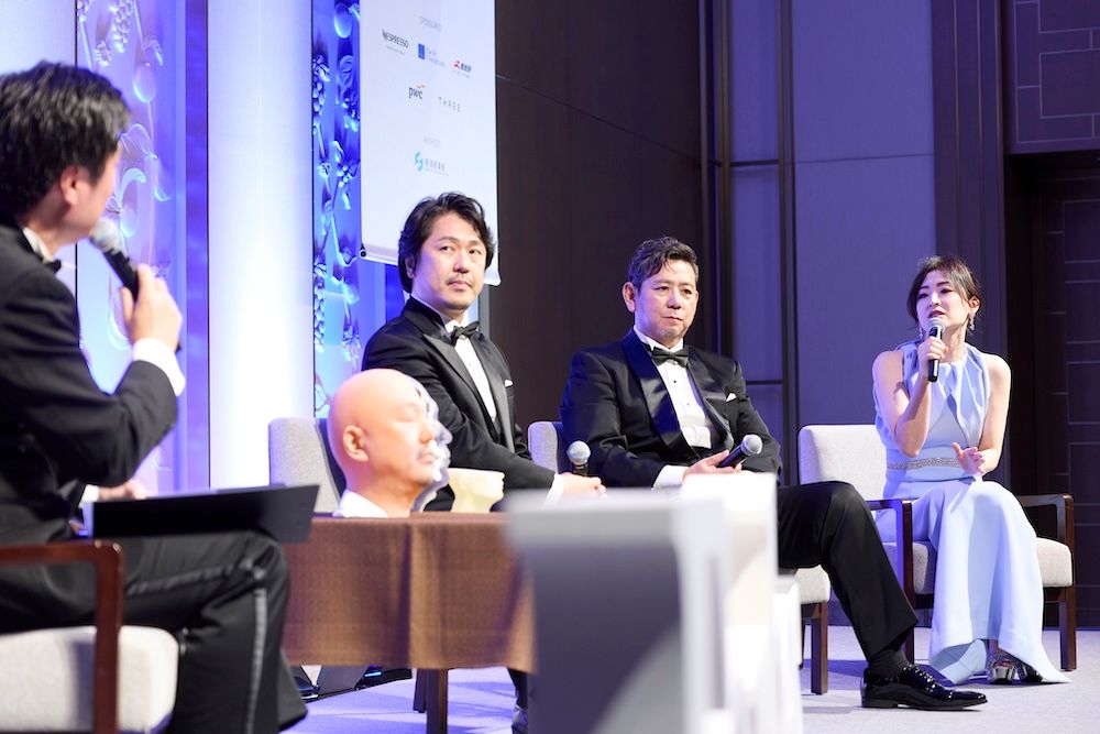左から、Forbes JAPAN編集長 藤吉雅春、ミライズウェルメディカルグループ/MEDiDENT代表で矯正歯科医の富田大介、日南取締役デザイン＆エンジニアリング統括本部長 猿渡義市、ミライズウェルメディカルグループ/MEDiDENT統括本部長 富田由美子