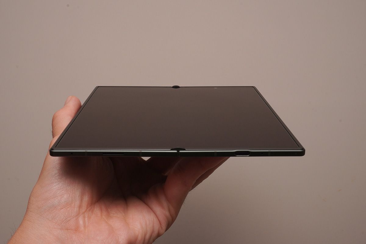 Galaxy Z Fold8 Ultraのメイン画面。中央の折り目が目立ちにくいように設計されている
