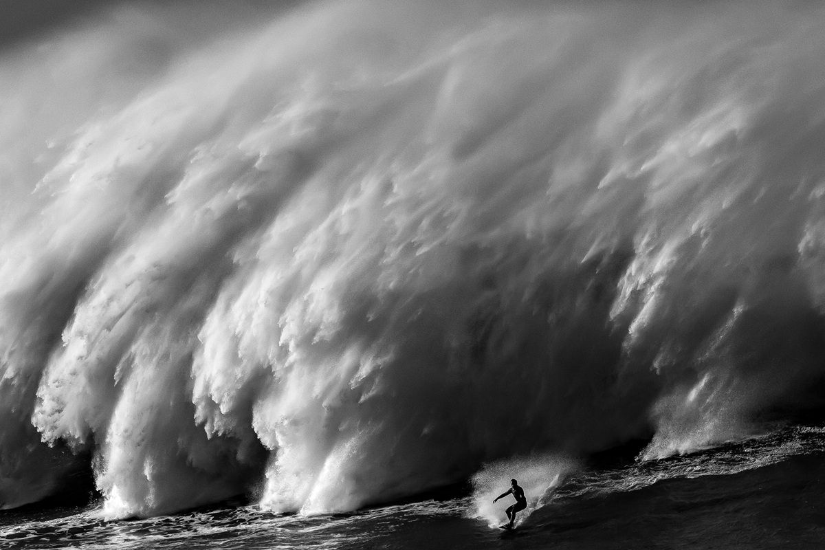 「冒険」最終候補作品：猛烈な波の前を進む若いサーファー　Stefan Mathers - Ocean Photographer of the Year 2026
