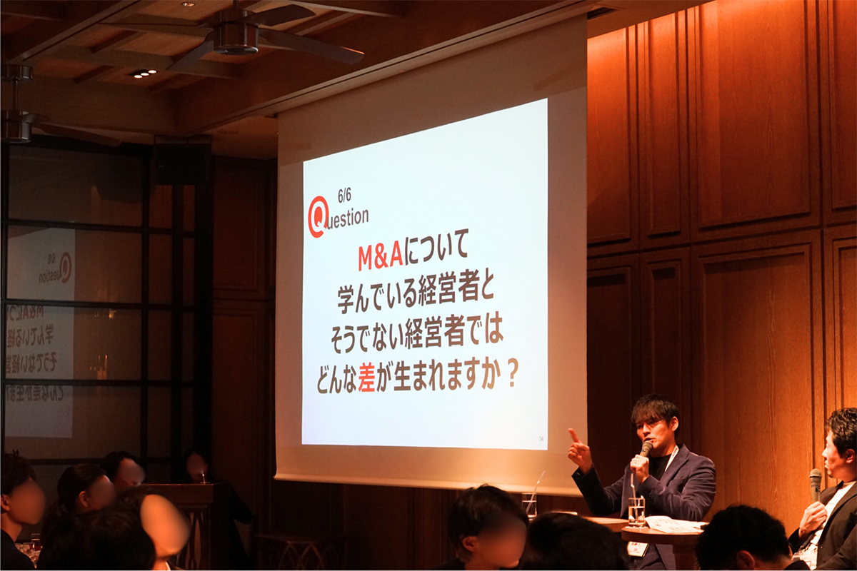 イベント登壇時、M&Aについて語る様子