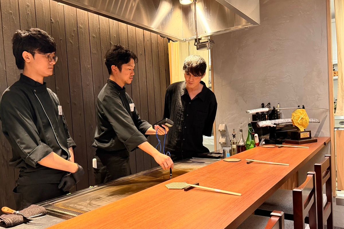 エンペラーステーキの店舗を視察する高鍬氏