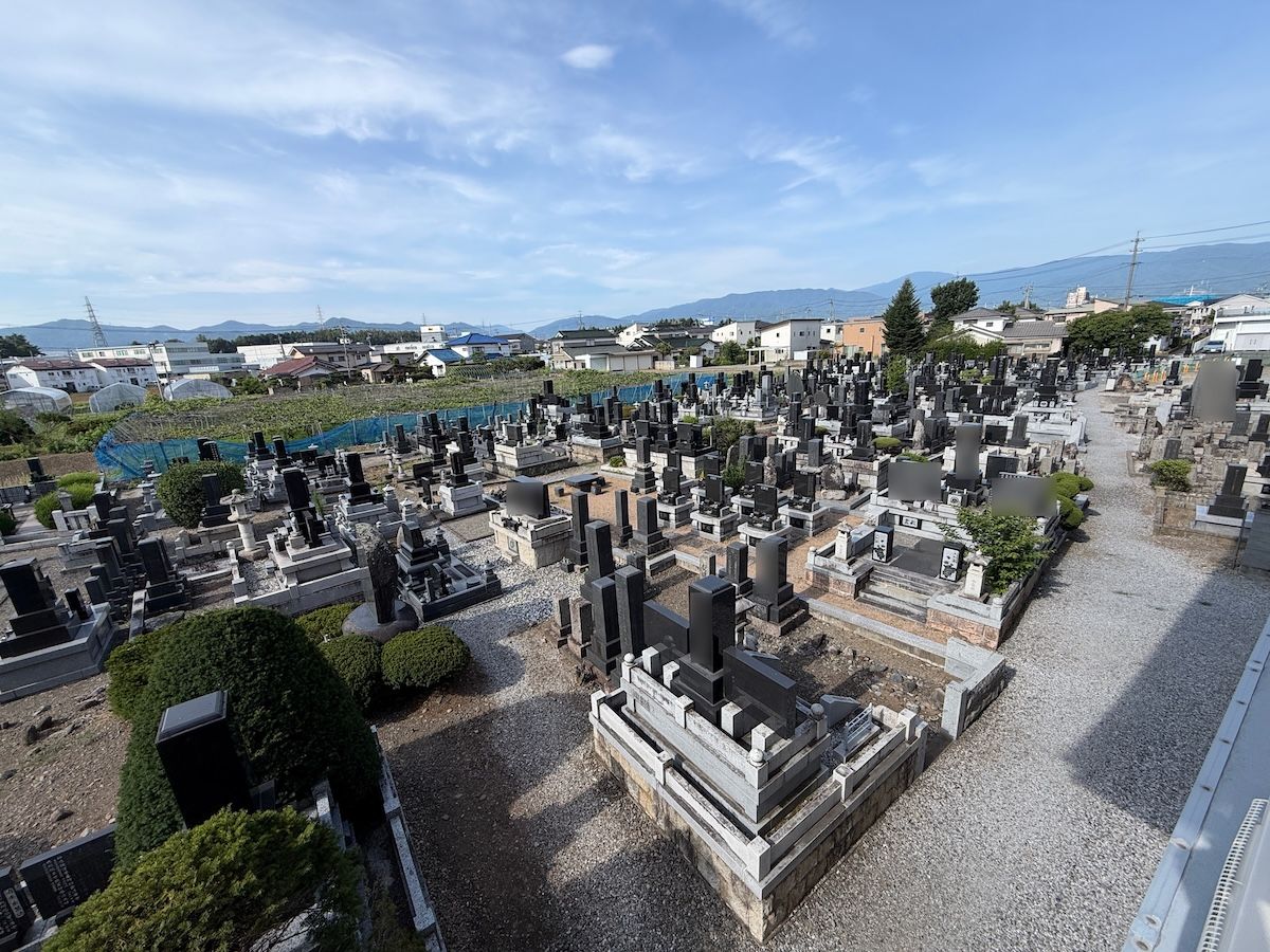 善立寺の境内のお墓