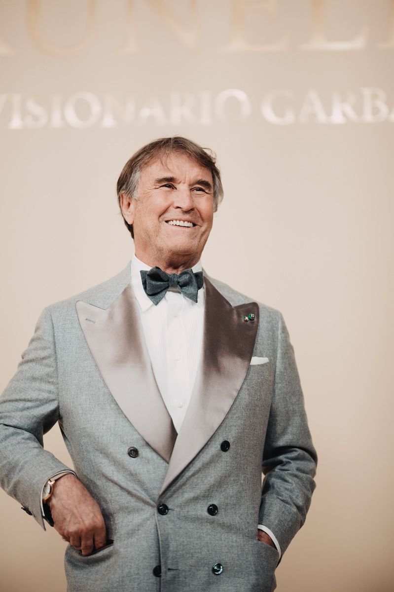 ウェルドレッサーとしても注目されるブルネロ・クチネリだが、その装いはあくまでエレガントであり、控えめである。そこにはファッショニスタ的な自己主張ではなく、周囲を尊重する気遣いが見て取れる。それはまさしく品位ある装いであり、善き人を体現する正しいスタイルといえよう。