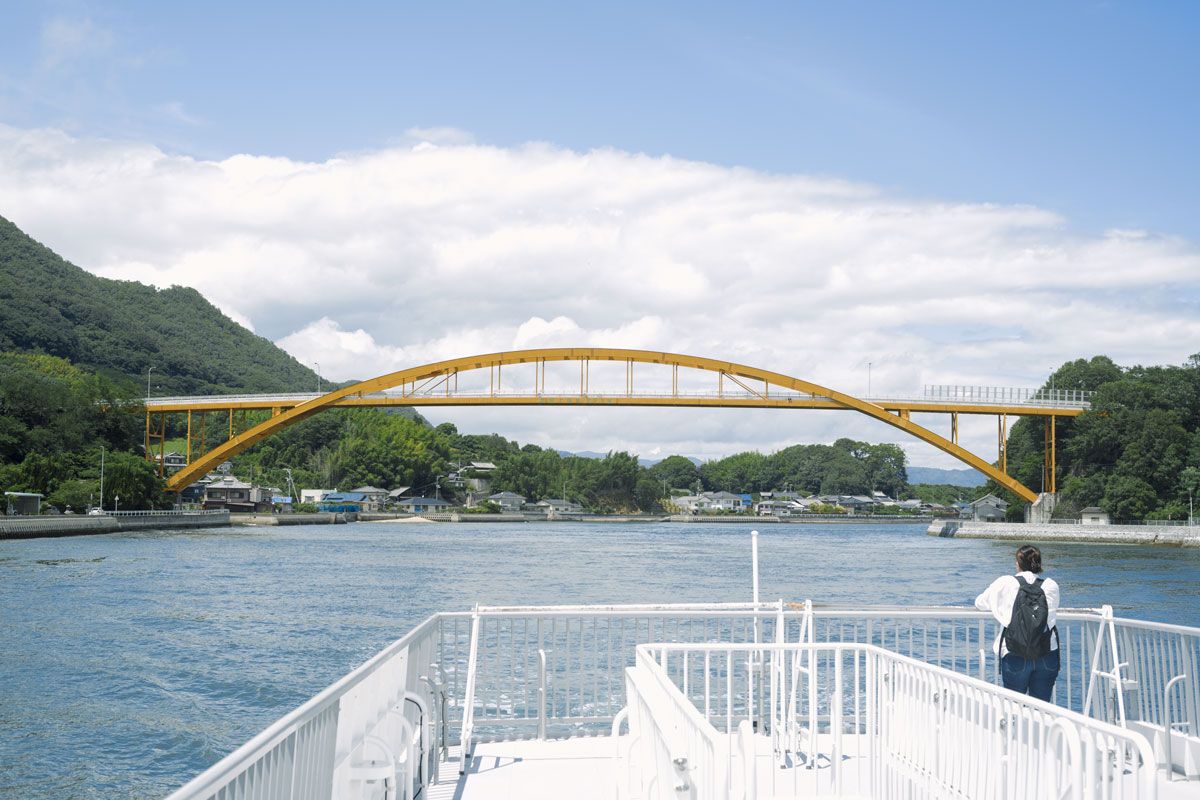瀬戸田のある生口島は、日本一の国産レモンの生産地として知られる。尾道から船で約40分、港に近づくとレモン色の橋が迎えてくれる。