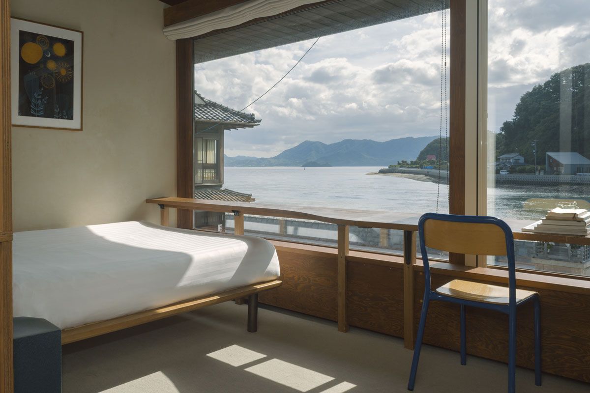 食堂の2階に位置し、穏やかな瀬戸内の海を望む「Nagi View Double」。一部の部屋にはシャワーがないが、宿泊者は商店街の銭湯「yubune」も利用できる。