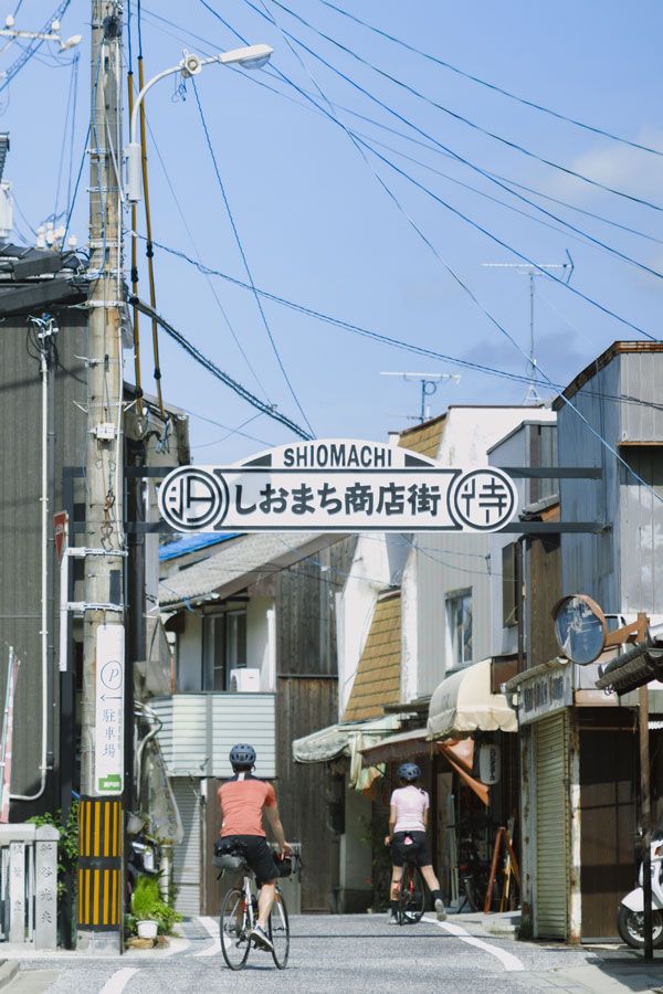 約600mの通りに50店ほどが並ぶしおまち商店街。瀬戸田はしまなみ海道の中間地で、サイクリストも多く訪れる。 