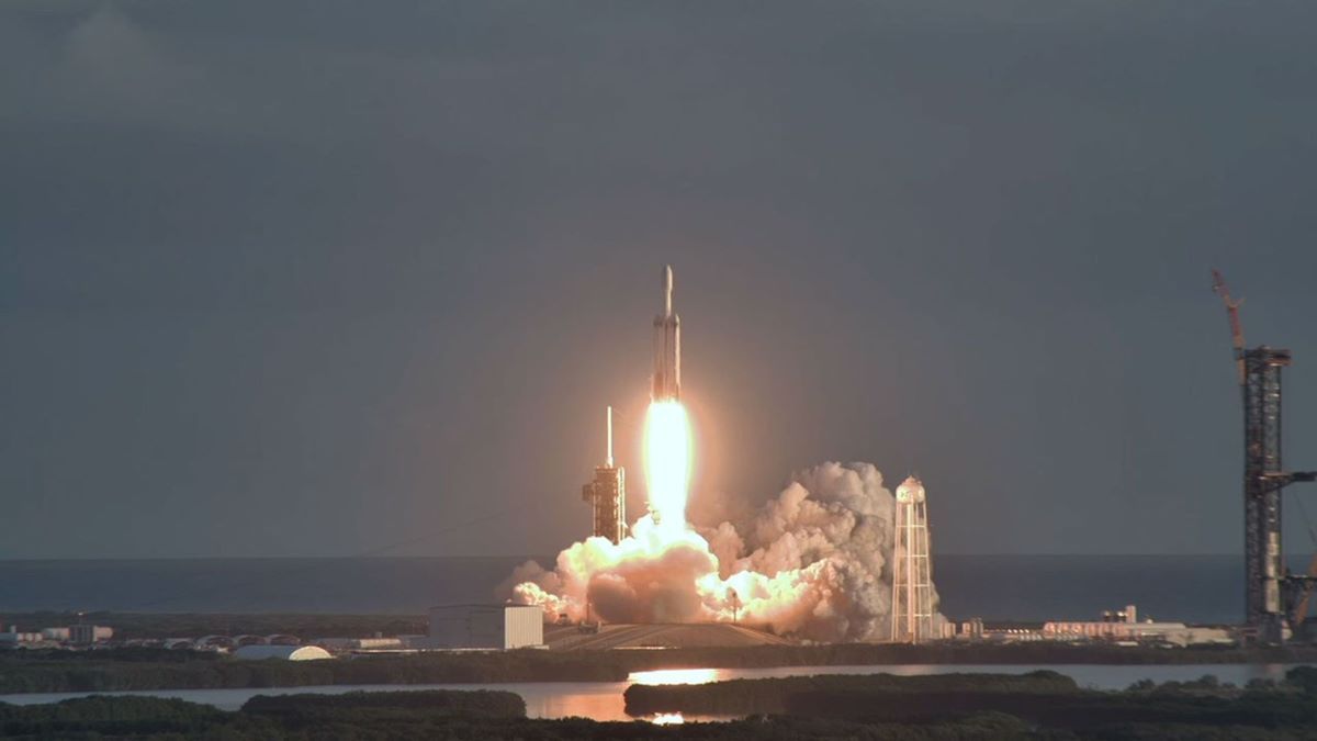 NASAのローマン宇宙望遠鏡の絵に描いたように見事な打ち上げ成功の様子。同望遠鏡は2026年8月30日、米フロリダ州のケネディ宇宙センターから、スペースXのファルコンヘビーロケットで打ち上げられた（NASA）