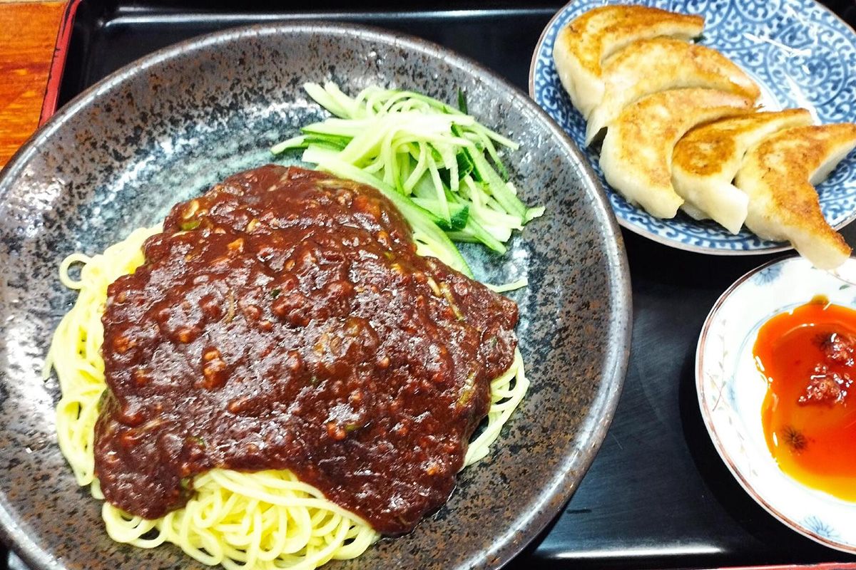 東京都内の町中華で食べるジャージャー麺は黄色い中華麺が一般的