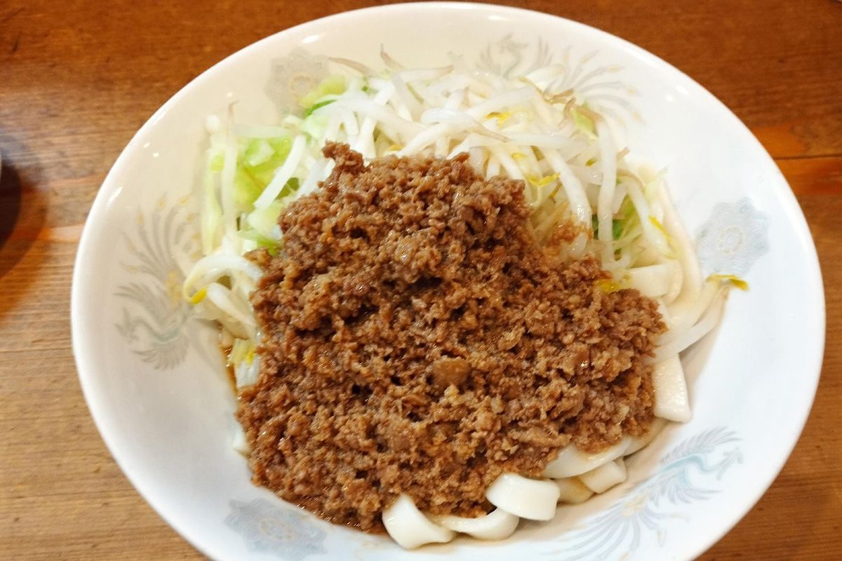 元祖ぎょうざ苑のジャジャ麺。うどんのような白い平打ち麺としょっぱめの肉味噌が特徴