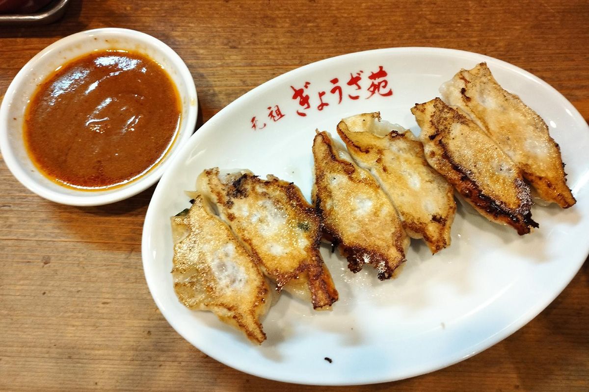 元祖ぎょうざ苑の餃子は味噌ダレを付けて食べる。次回はつるんと喉越しのいい水餃子を試したい