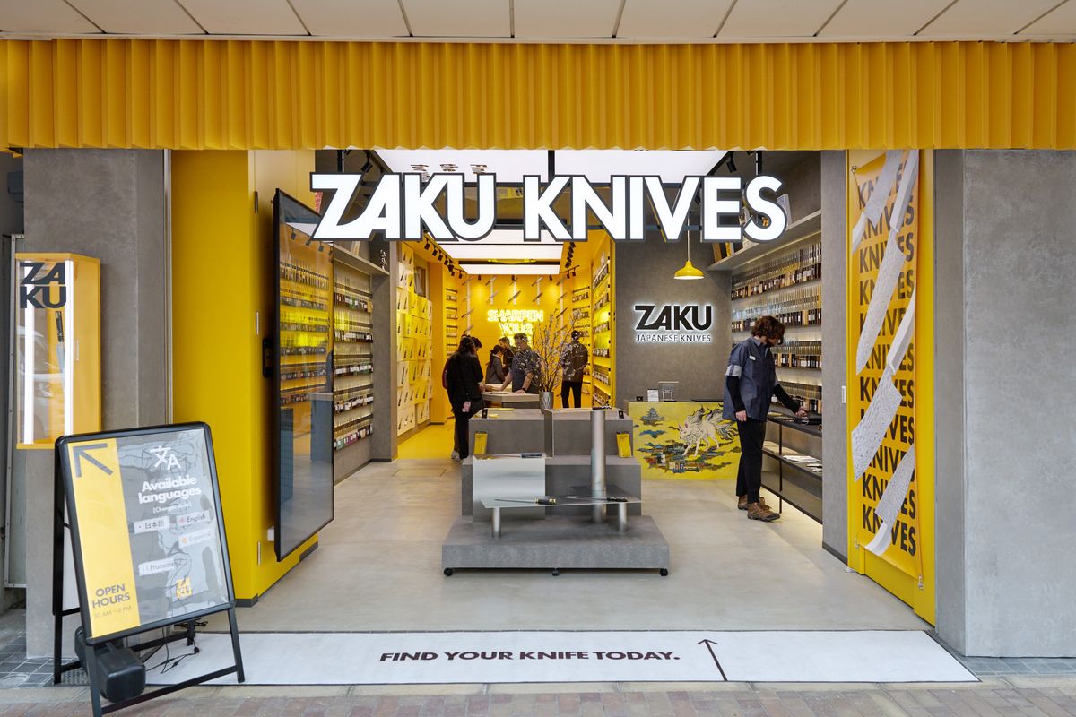 （Cap）ZAKU合羽橋店の店構え。ファッションブランドのようにオープンな雰囲気で、包丁に馴染みのない若年層も気軽に入りやすいようになっている