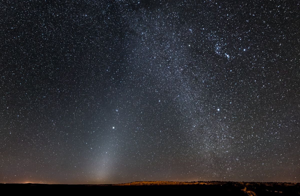 黄道光（左）と天の川（右）。黄道光の伸びる先に光っている明るい天体は木星で、そのすぐ上に、かに座のプレセペ星団（M44）が見える。画面右上にはオリオン座があり、その下におおいぬ座のシリウスが輝いている。米アリゾナ州北東部のキャニオン・デ・シェイ国定公園で2014年10月に撮影（Zolt Levay Photography）