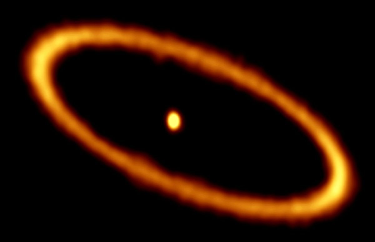 南米チリのアルマ望遠鏡がとらえたフォーマルハウトのデブリ円盤（ALMA (ESO/NAOJ/NRAO)/L. Matrà/M. A. MacGregor）