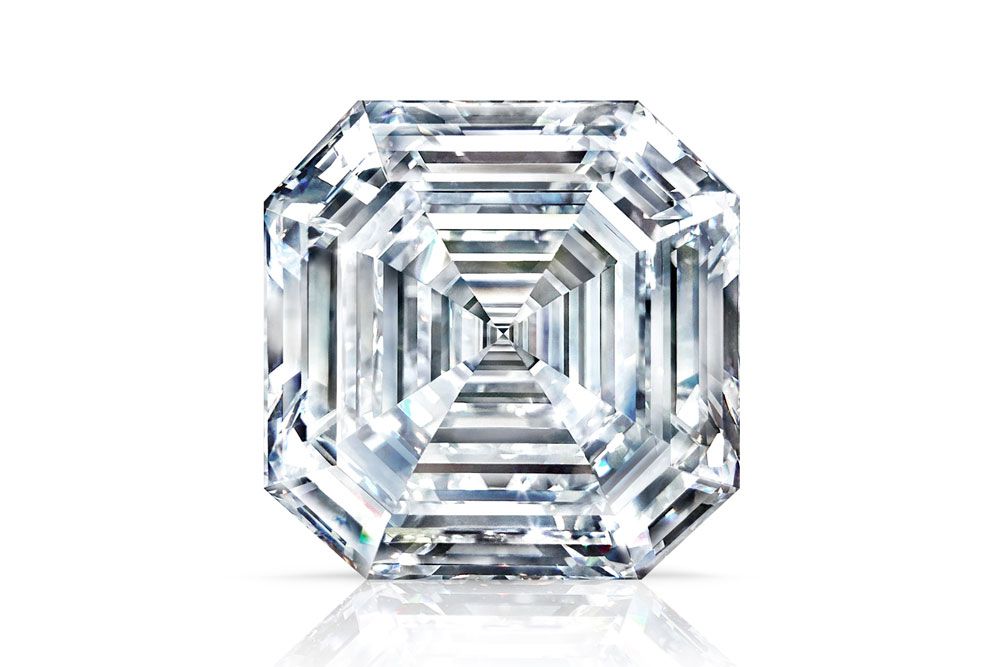 米国宝石学会（GIA）が認定した史上最大で最高位のカラーとクラリティーを誇るスクエアエメラルドカット ダイヤモンド「ザ グラフ レセディ ラ ロナ」。幾重もの八角形カットが驚異的な透明度と輝きを引き立て、吸い込まれるような美しさを放つ至高のダイヤモンドだ。