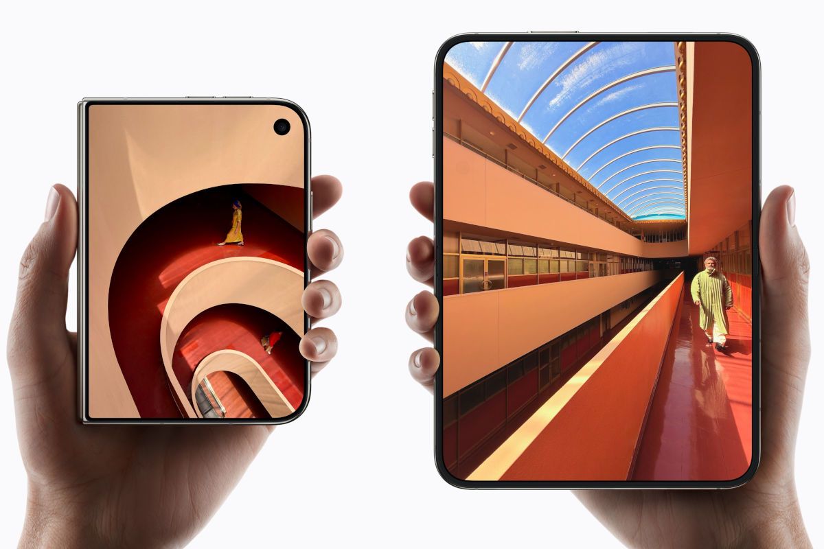 「iPhone Duo」は、内側に7.6インチの大型ディスプレイ、外側に5.4インチのディスプレイを搭載。閉じた状態ではパスポートほどのサイズとなっている。（C）Apple