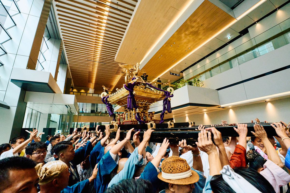 2026年6月の山王祭。TOFROM YAESU TOWERの1階、檜物町スクエアに八重洲一丁目東町会（檜物町）のみこしが巡行した。担ぎ手として約300人が参加し、みこしを前後や上下に激しく動かす「差し上げ」を披露するなどして大いに活気づいた。このみこしが常設展示されている。