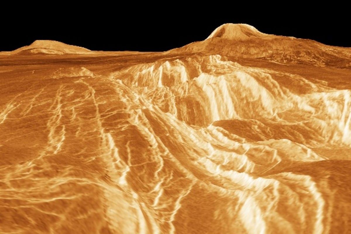 金星の地表の眺め。手前に、地殻の断層活動によって形成された地溝帯の隆起部が見える。旧ソ連の無人探査機ベネラの着陸機から得られた色情報と、NASAの無人探査機マゼランのレーダー観測データを用いて作成（The Magellan Project, JPL, and NASA）