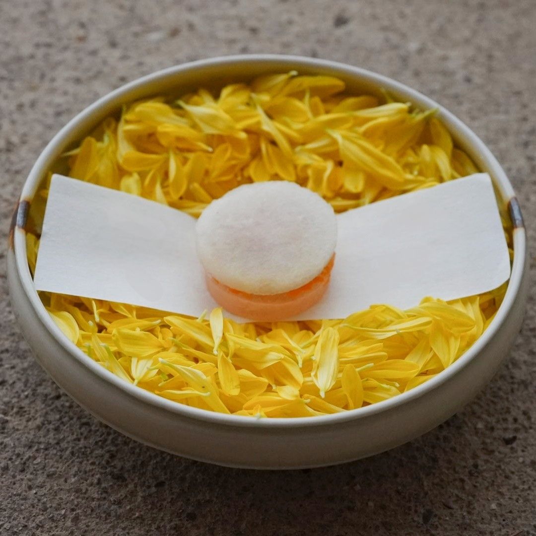 フレッシュな旬の食材を、琥珀糖とともに味わう九九九の「中立菓子」