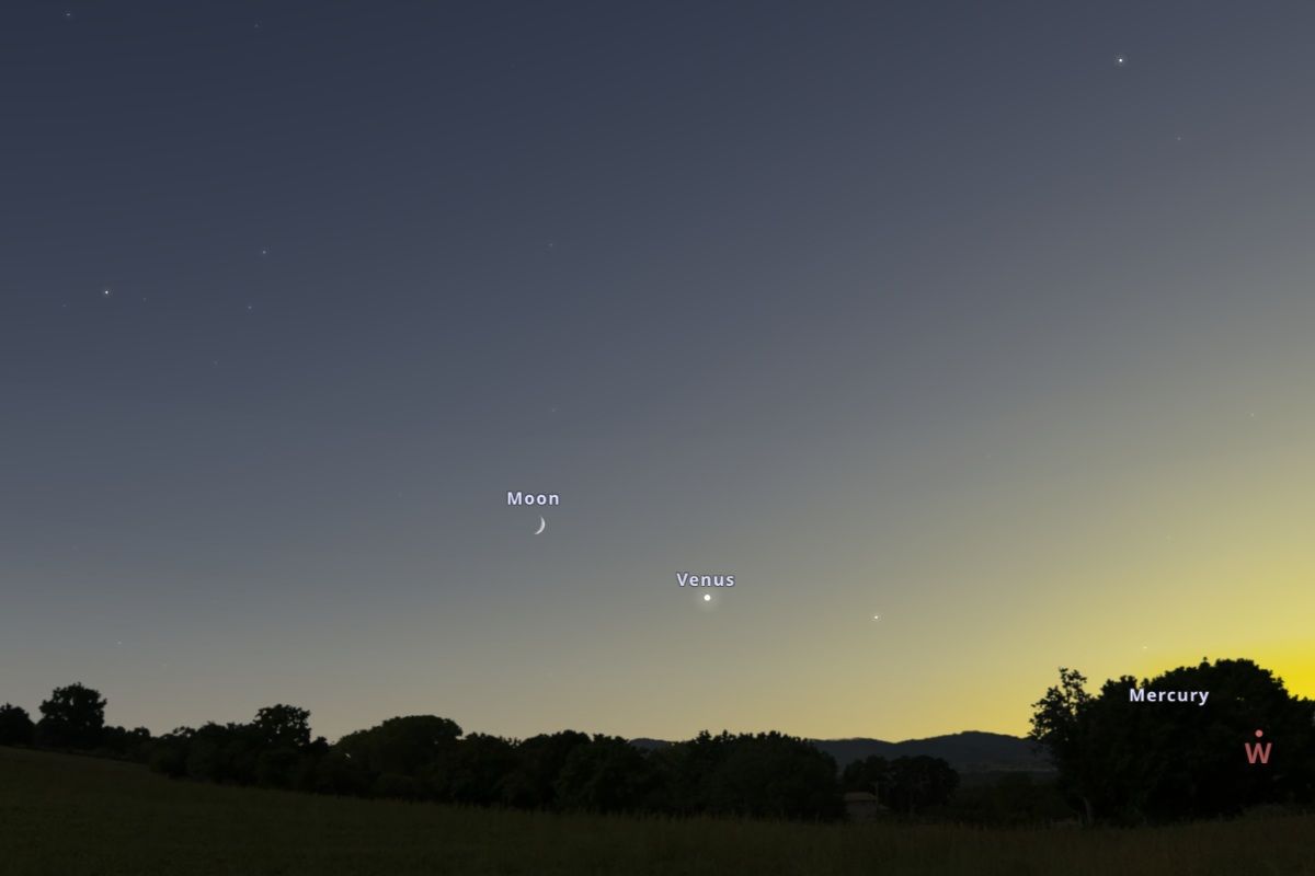 2026年9月15日、日の入り30分後（東京：午後6時19分）の西の空。金星の右側に光る星はおとめ座のスピカ。画面右上にアルクトゥルス、左端にはアンタレスが見える（Stellarium）