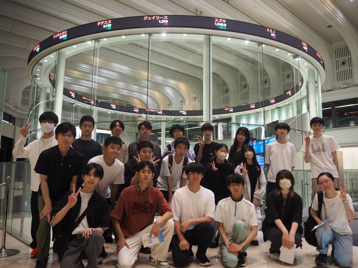 今年6月、東京証券取引所を見学した投資部の面々（写真提供／N高グループ）