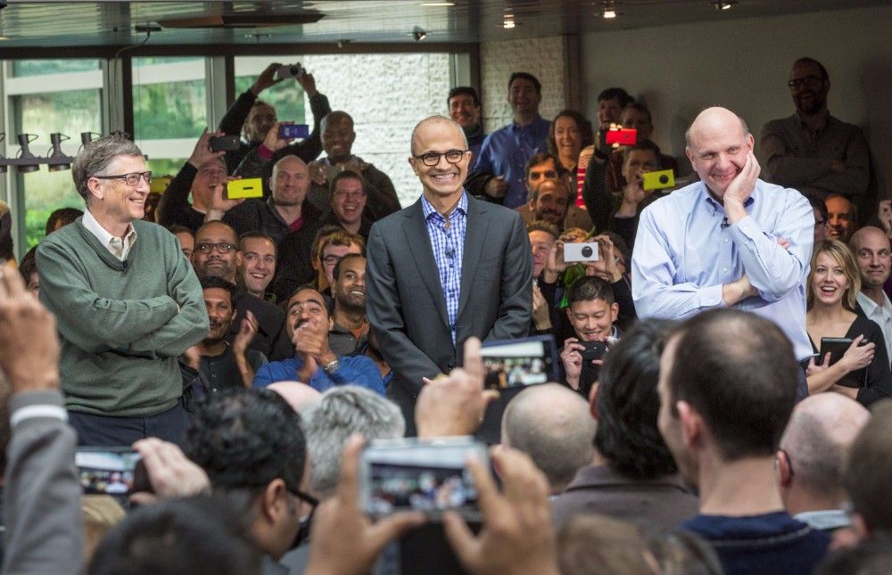 共同創業者で初代CEOのビル・ゲイツ（左）と2代目CEOのスティーブ・バルマー（右）と並ぶナデラ（中央）。先代CEOとの良好な関係もリーダー指名のカギになった　　Courtesy of Microsoft