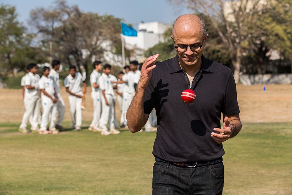 インドの母校を訪れたときのナデラ。青春時代はクリケットに打ち込んだと、自伝『Hit Refresh: マイクロソフト再興とテクノロジーの未来』でも語っている　　Courtesy of Microsoft