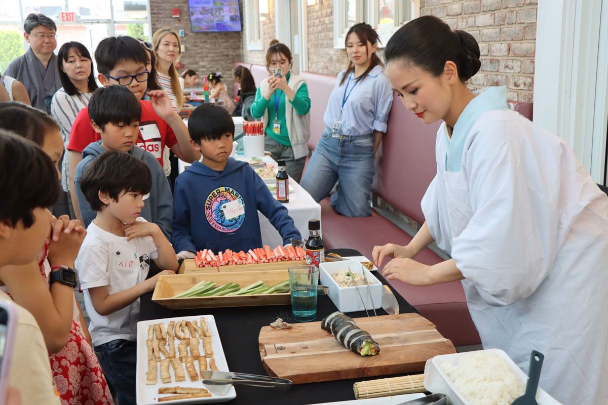 LAのWhole Foods Marketで撮影中にも、視聴者から声をかけられていた山田。全米各地の店頭イベントには、ボランティアで参加するファンも多い。ボストンでは日本領事館とのイベントで、現地の子どもたちと日本の家庭料理をつくった。courtesy of Moe Yamada