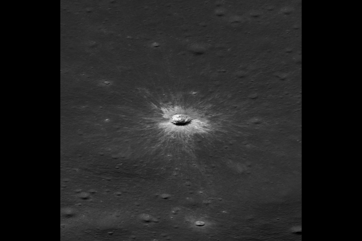 東へ向かって横方向から撮影した「マクゲッチン・クレーター」。NASAの月周回探査衛星「ルナ・リコネサンス・オービター（LRO）」に搭載された狭角カメラ（NAC）が2026年3月3日に撮影（NASA）