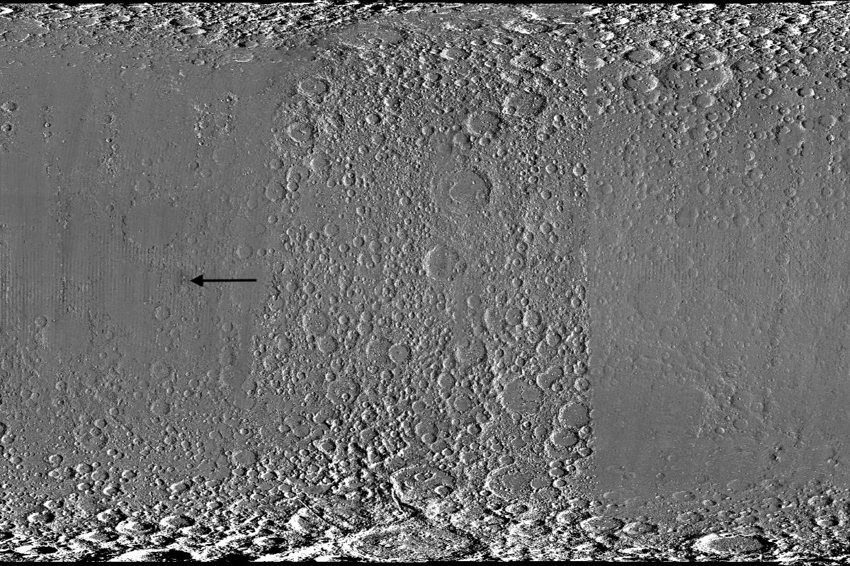 NASAの月探査機「ルナ・リコネサンス・オービター（LRO）」の広角カメラが撮影した数百枚の画像をつなぎ合わせて作成された月面の画像。黒い矢印が指しているところにマクゲッチン・クレーターがある（NASA Goddard/Intuitive Machines/Robert Wagner）