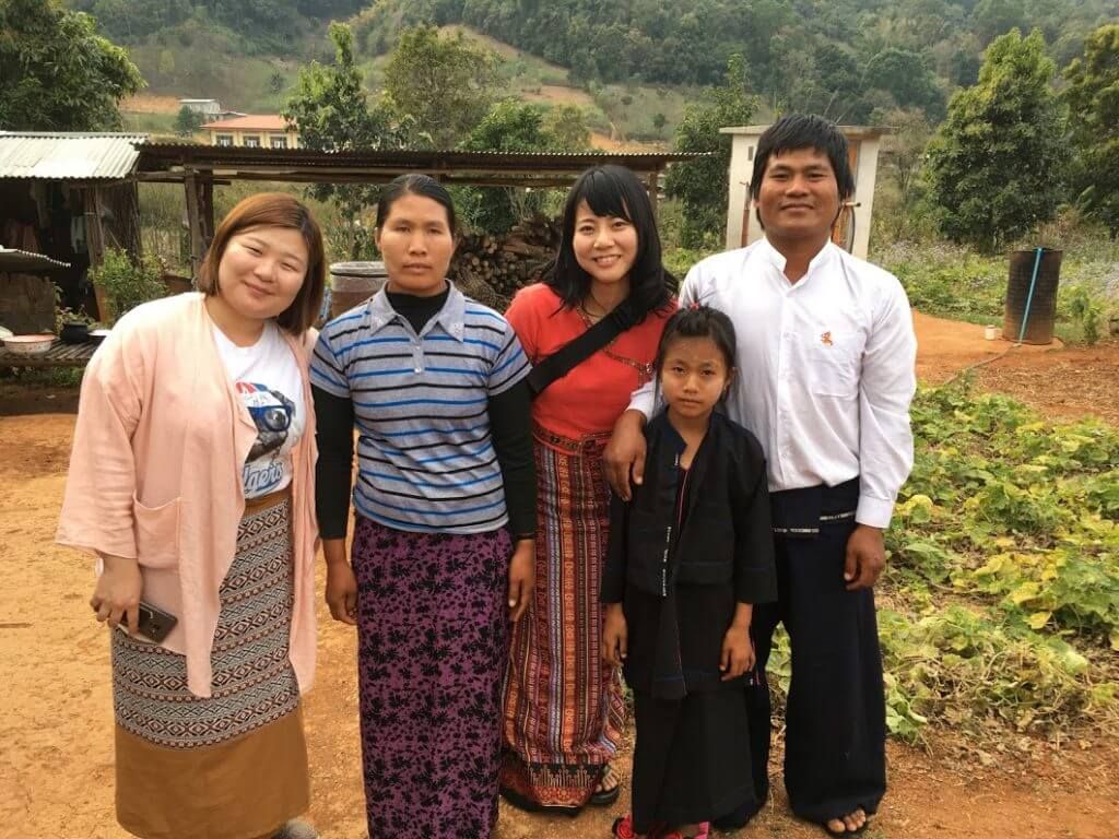 ミャンマーのハーブ農家さんとAMOMAのメンバー