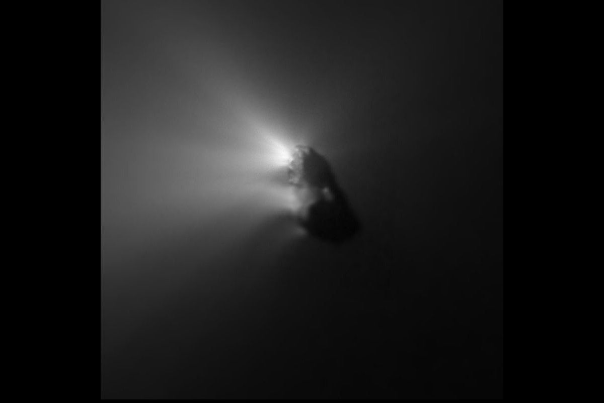 ESAの探査機ジオットが1986年3月14日に撮影したハレー彗星の核。クローズアップ画像68枚を合成して作成（ESA/MPS）