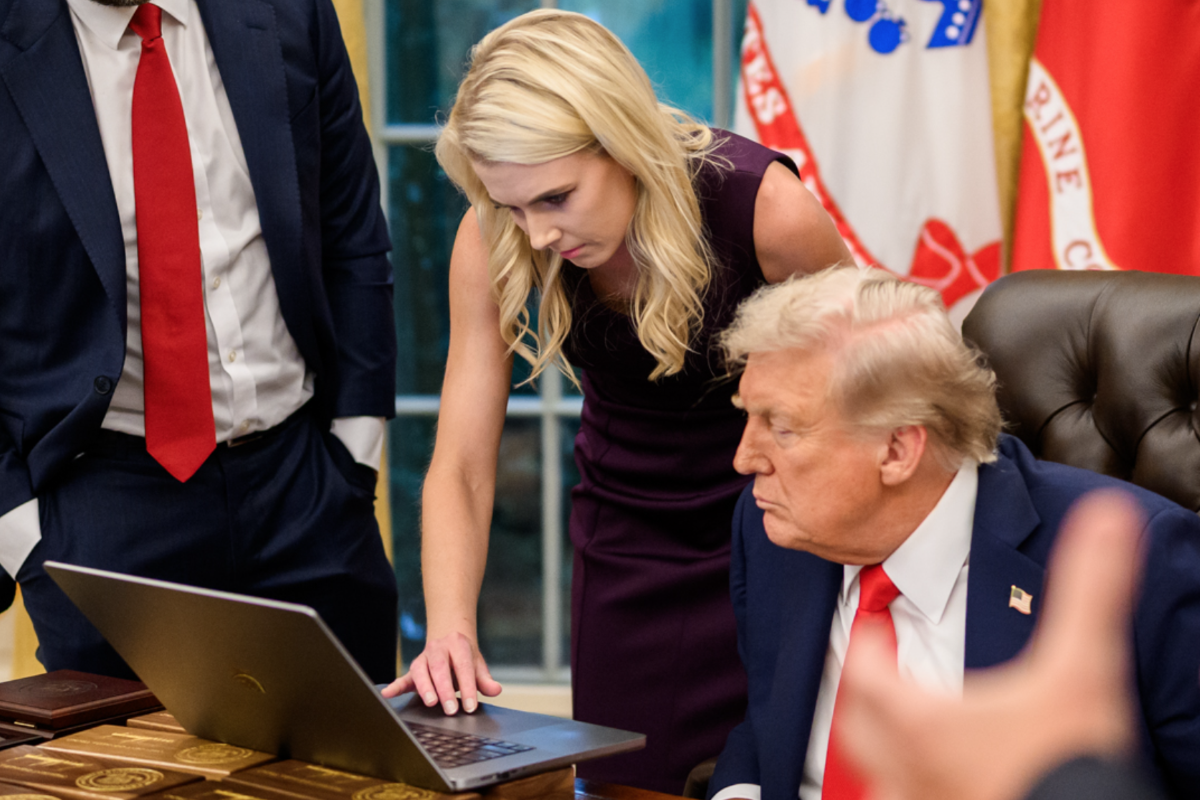 ドナルド・トランプ米大統領とナタリー・ハープ大統領特別補佐官。2025年8月18日撮影（The White HouseWhite House, Public domain, via Wikimedia Commons）