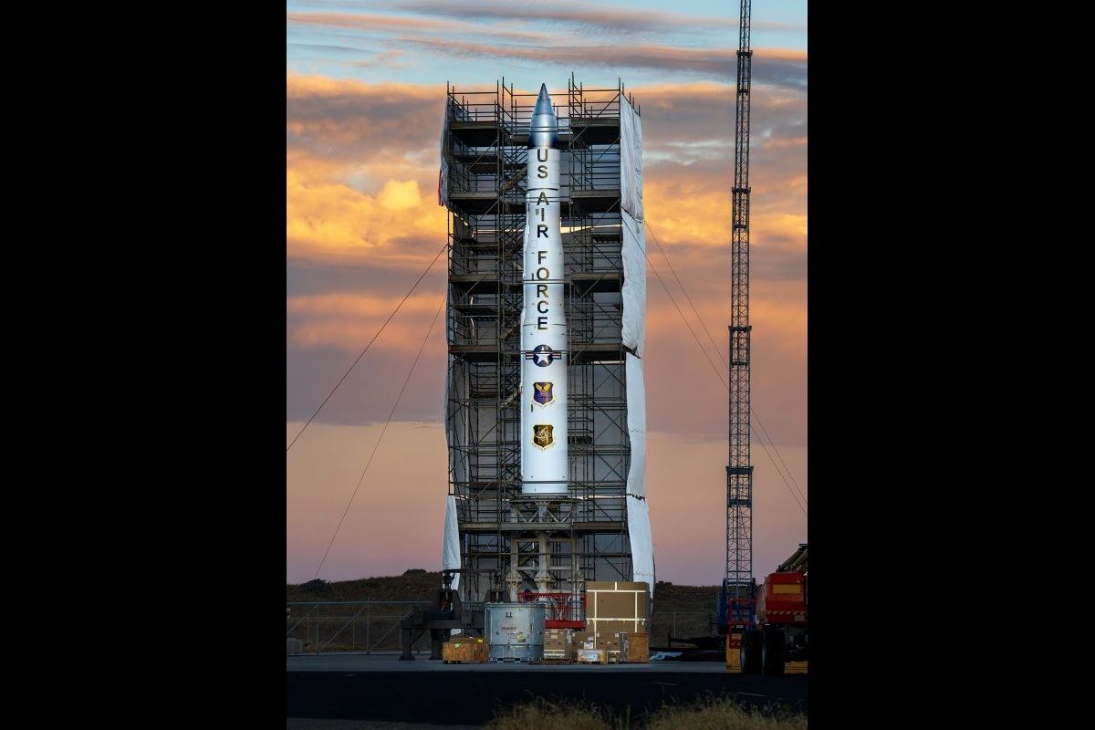 米バンデンバーグ宇宙軍基地の試験発射台上で垂直組み立てを完了した新型ICBM「センチネル」(Northrop Grumman)