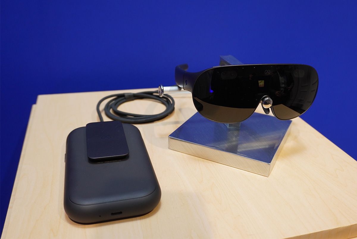 アイウェアスタイルの「Meta VR Glasses」。バッテリーや演算処理を担うメイン基板を別筐体のパックに搭載するセパレート構成とした