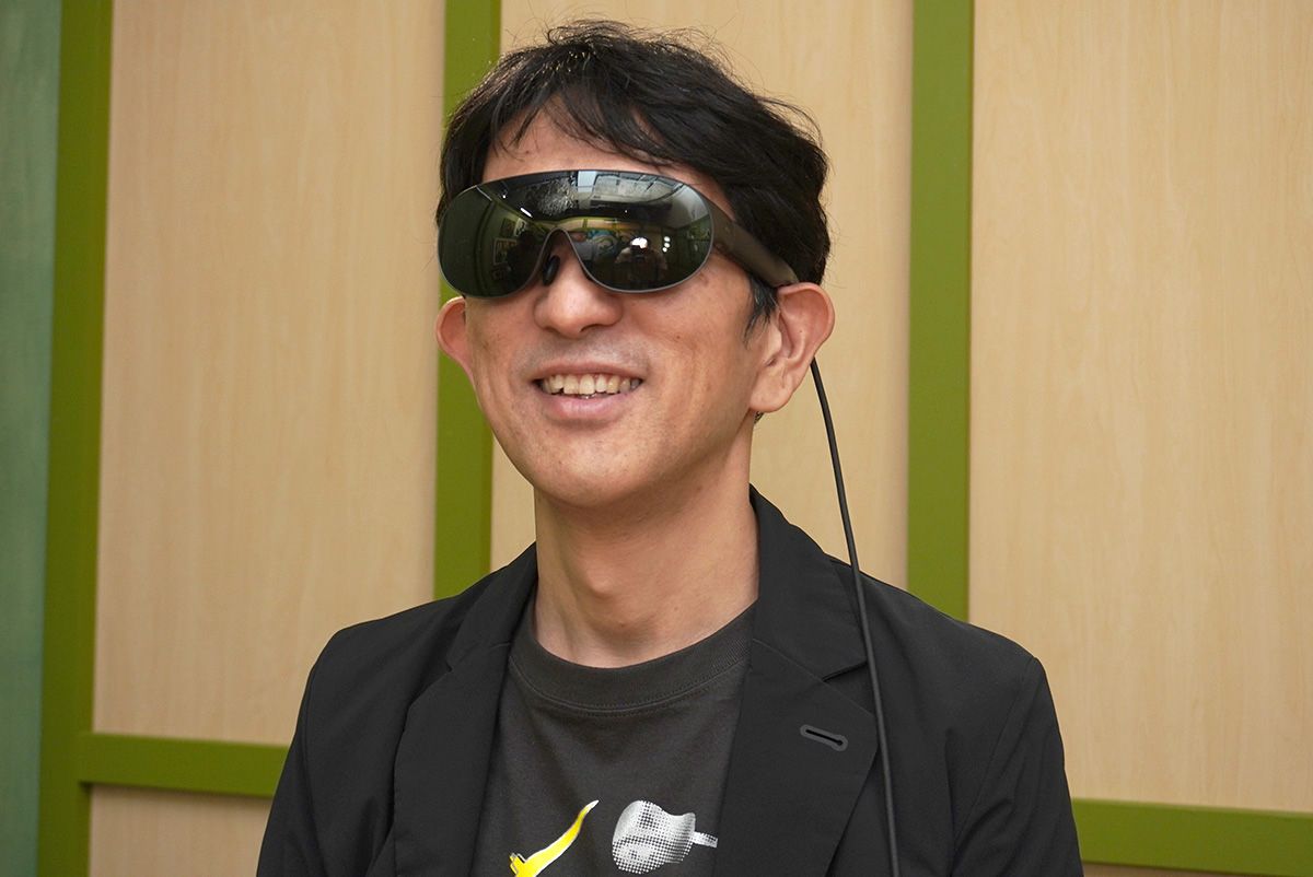 筆者もMeta VR Glassesを体験した。ふつうのサングラスに近いサイズ感とデザインを特徴としている