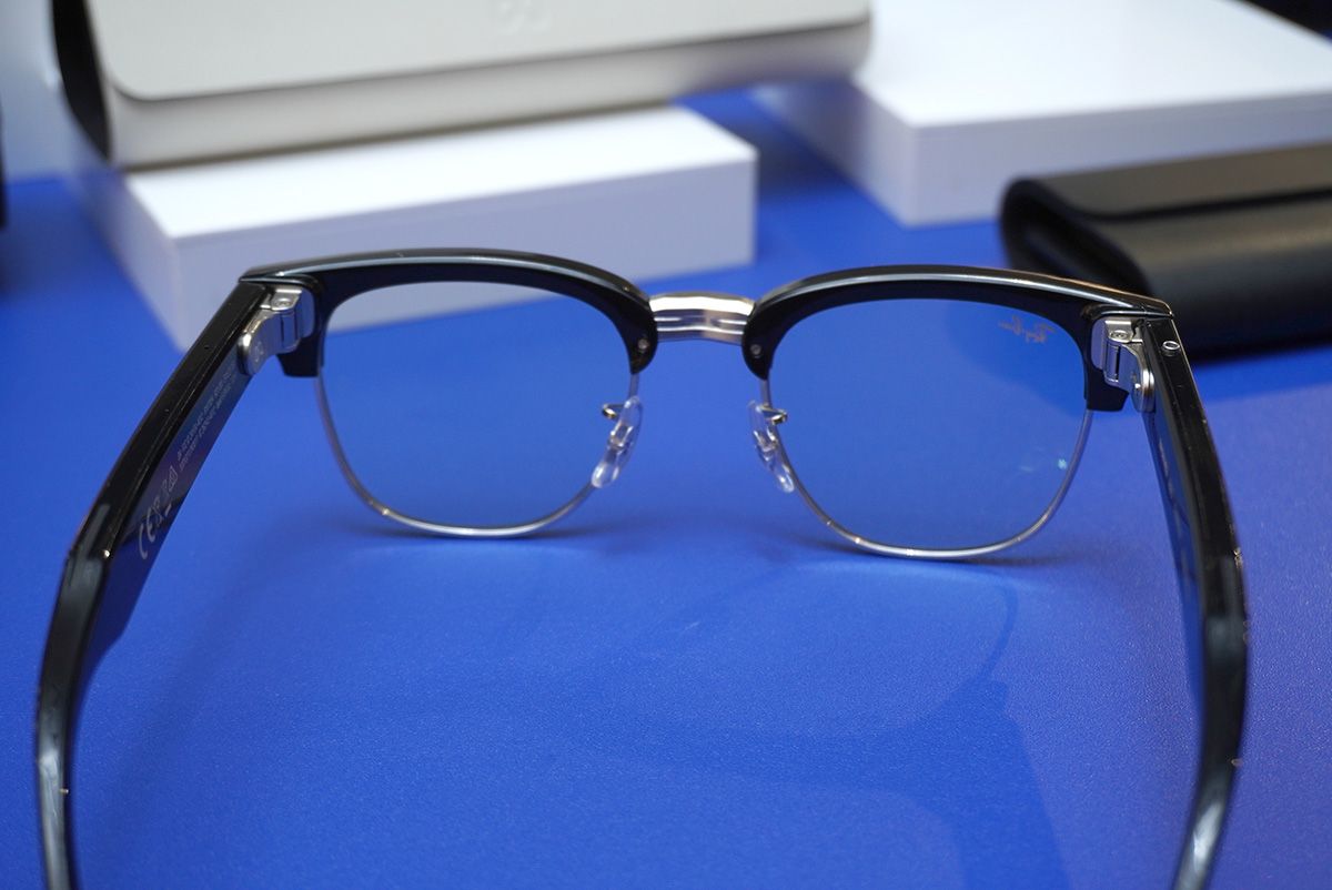Ray-Ban Meta AudioのClubmasterは、自在にフィット感を調節できるノーズパッドを採用している