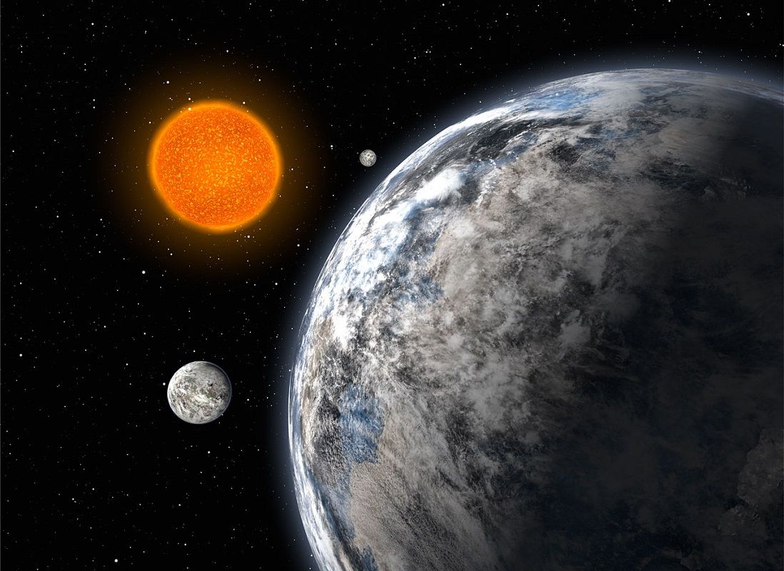 がか座の方向約42光年の距離にあるK型主系列星HD 40307を公転する3つのスーパーアース（大型の地球型系外惑星）を描いた想像図。質量はそれぞれ地球の4.2、6.9、9.2倍で、公転周期は4.3日、9.6日、20.4日（ESO）